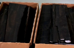 Eb040 Ebony assortment of different remnants and pieces, ca. 400 mm length